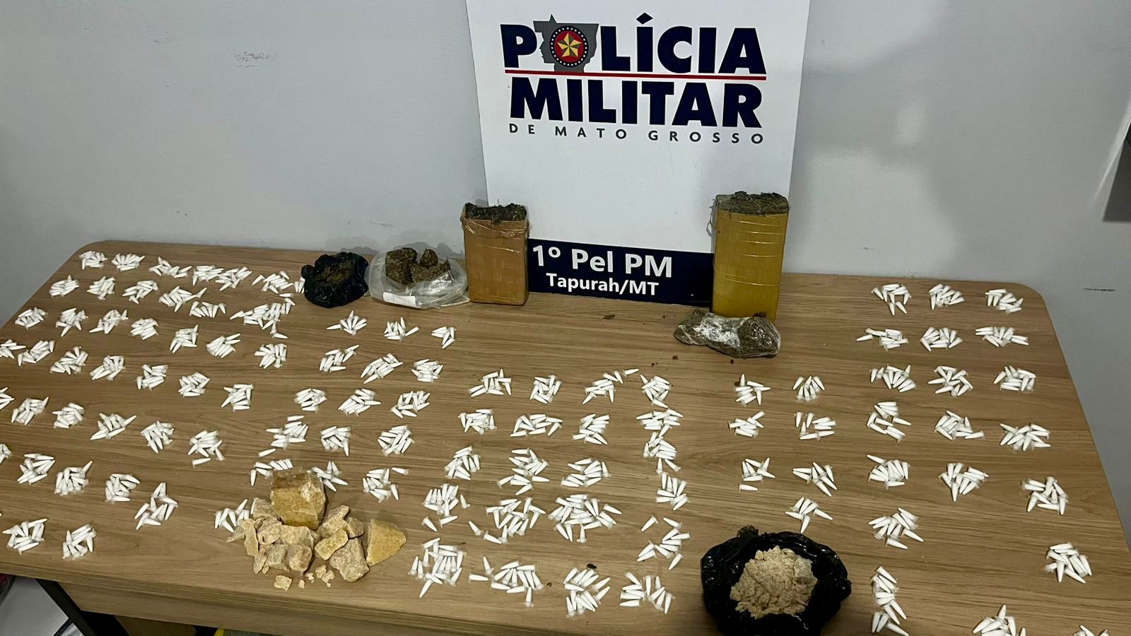 PM prende dois faccionados com mais de 1,1 mil porções de cocaína e tabletes de maconha