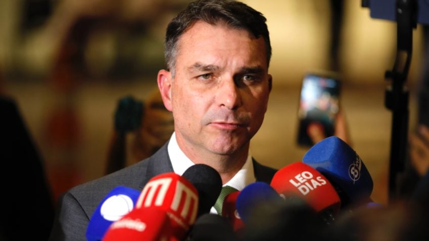 Flávio Bolsonaro faz vaquinha para famílias de policiais mortos no Rio