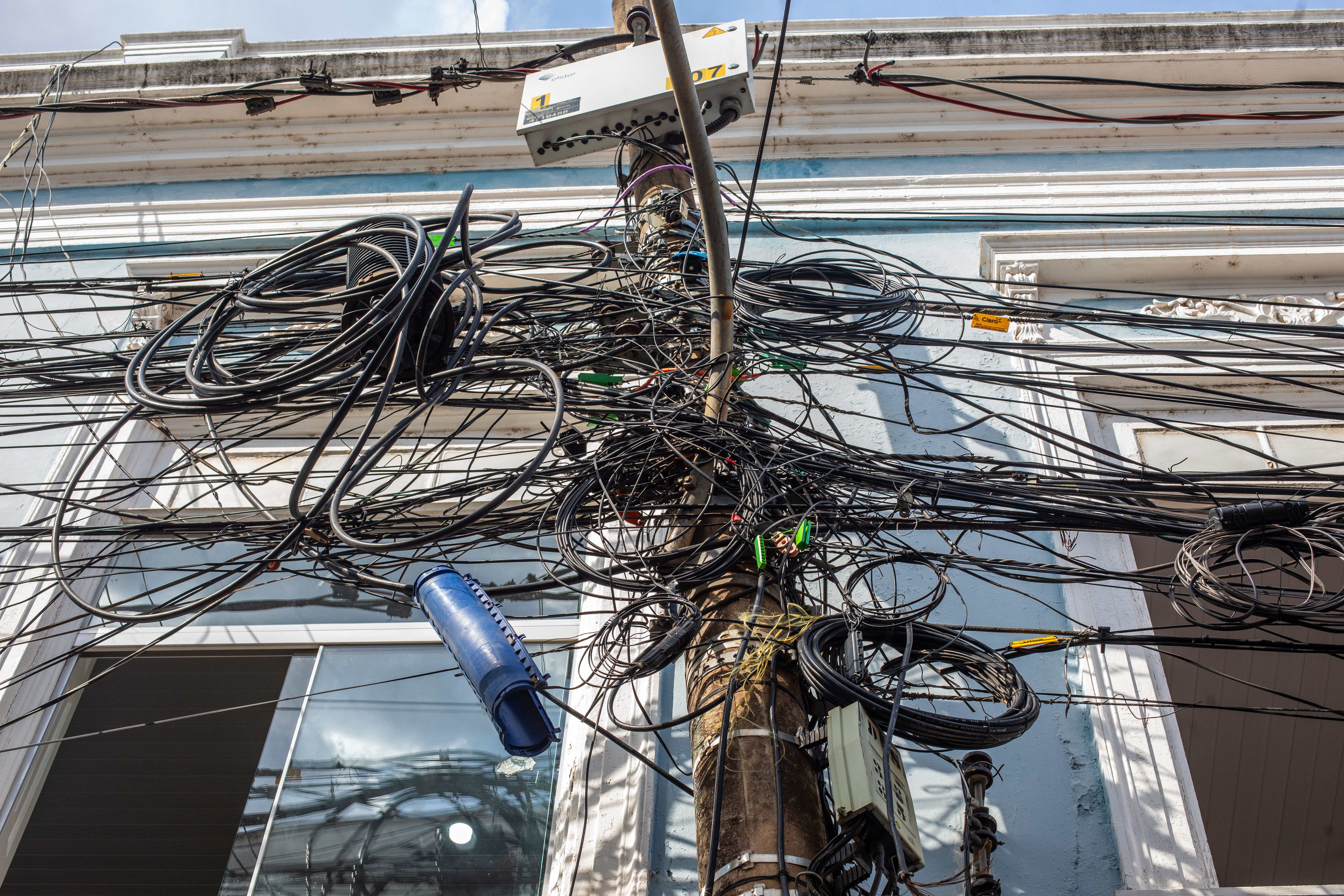 Prefeitura de Cuiabá disponibiliza canal para denúncias de fios irregulares em postes