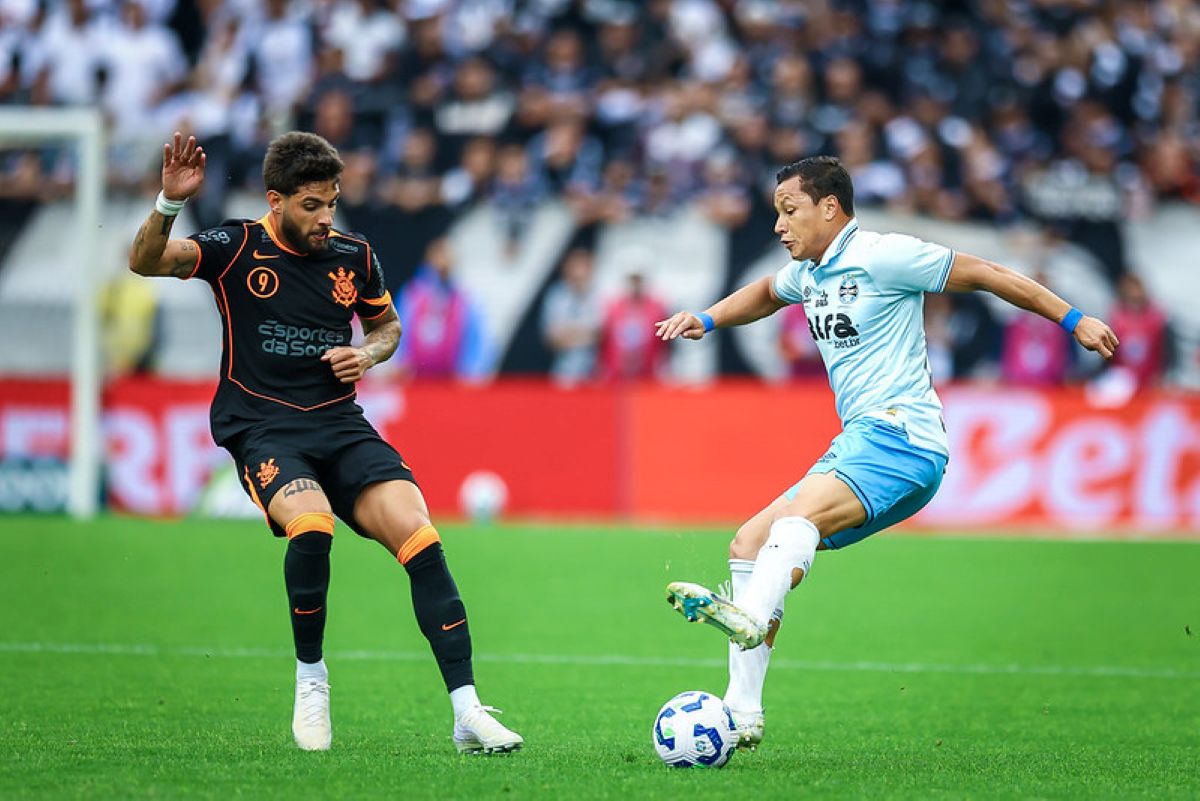 Com um gol em cada tempo, Corinthians vence Grêmio pelo Brasileirão
