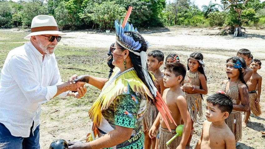 Lula anuncia criação de universidade indígena ao visitar aldeia