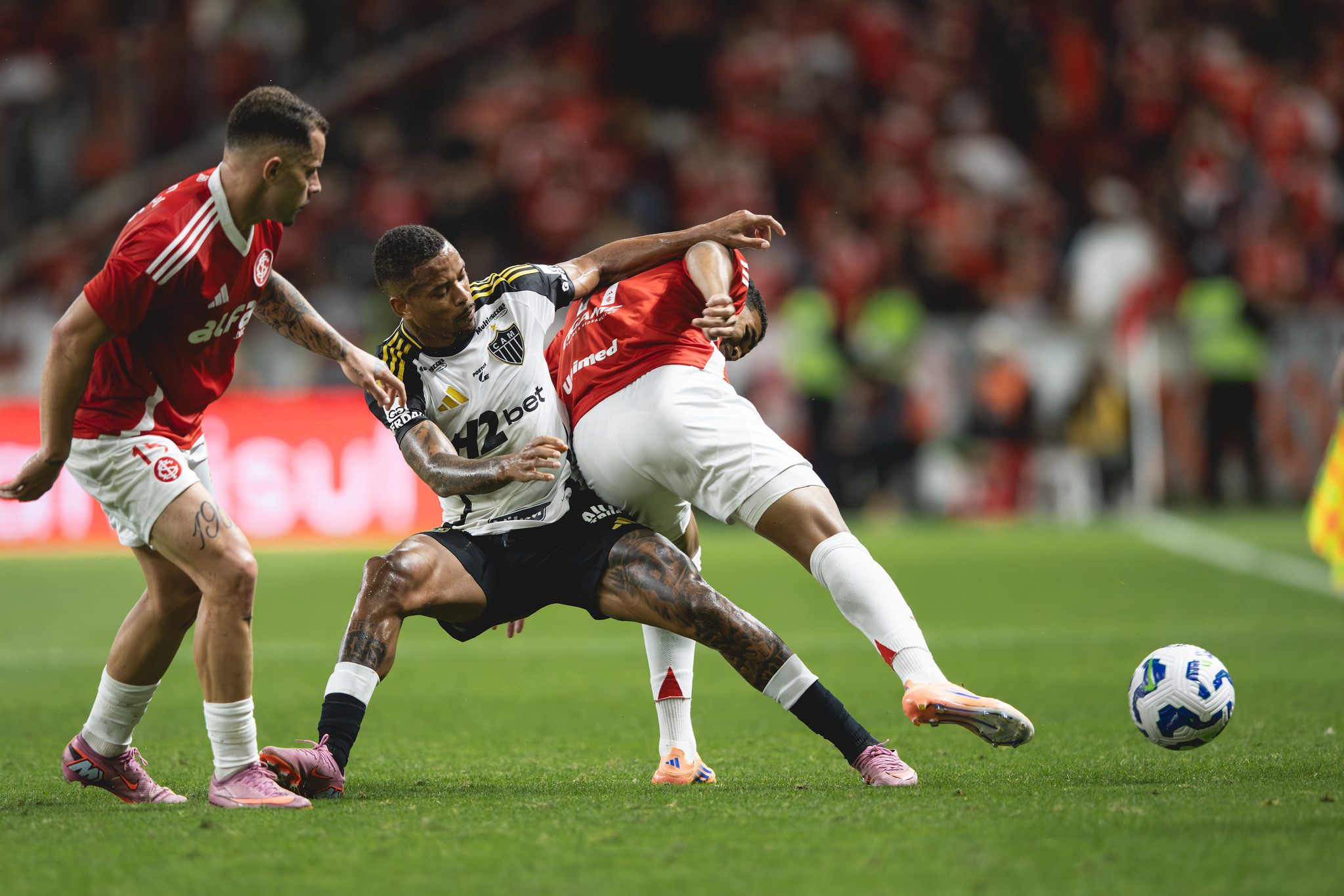 Atlético-MG reclama de arbitragem após empate com o Internacional