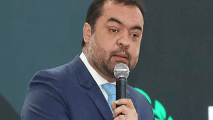 Cláudio Castro é aplaudido de pé durante missa no Rio de Janeiro