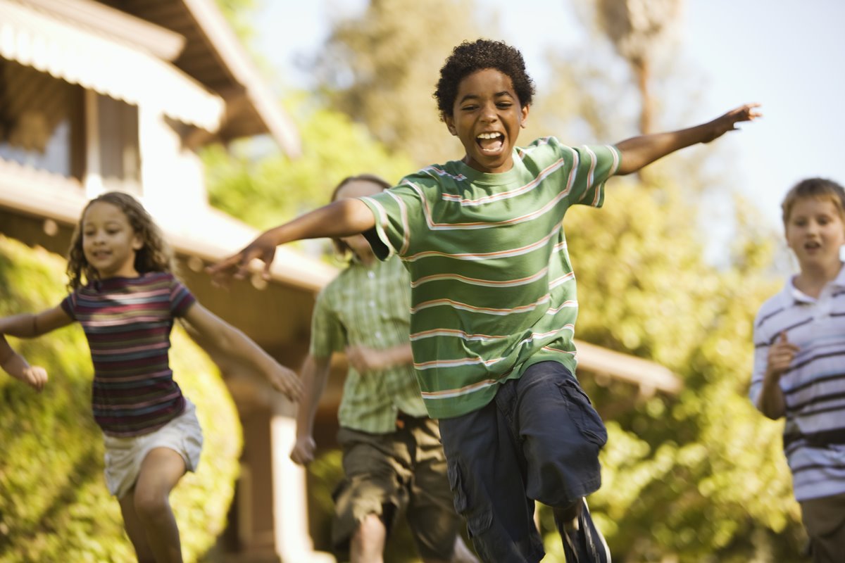 Dor de crescimento atinge até 37% das crianças. Entenda o incômodo