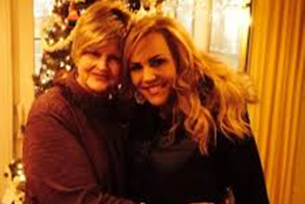 Ex-apresentadora de TV é presa por matar a mãe de 80 anos a facadas