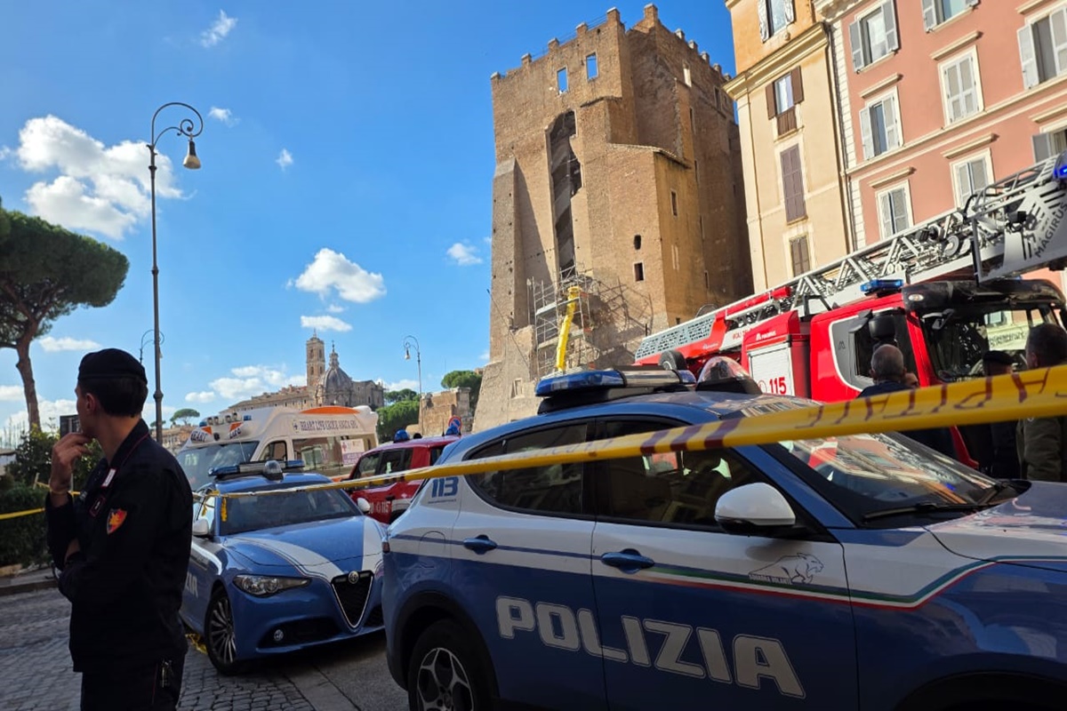 Roma: torre desaba parcialmente próximo ao Coliseu e deixa feridos