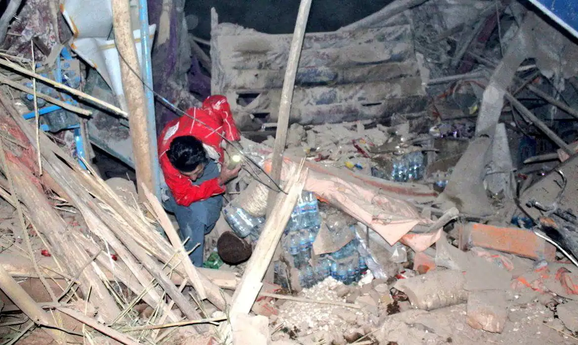 Tremor de magnitude 6,3 faz dezenas de mortos no Afeganistão