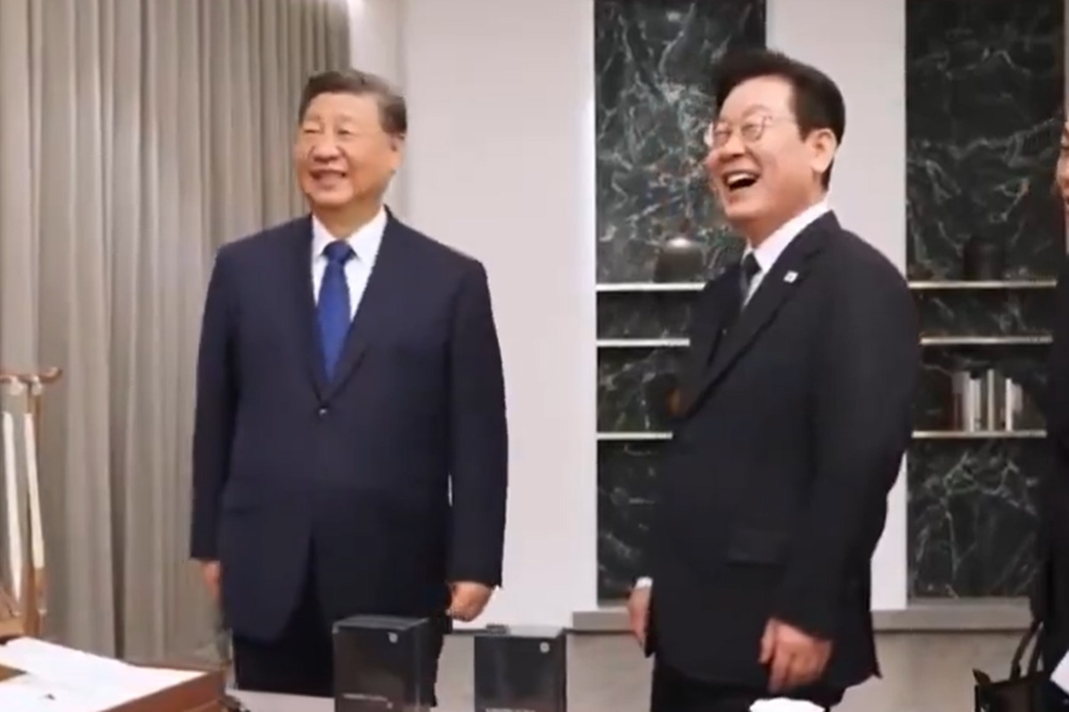 Xi presenteia presidente da Coreia com celular e brinca sobre espionar