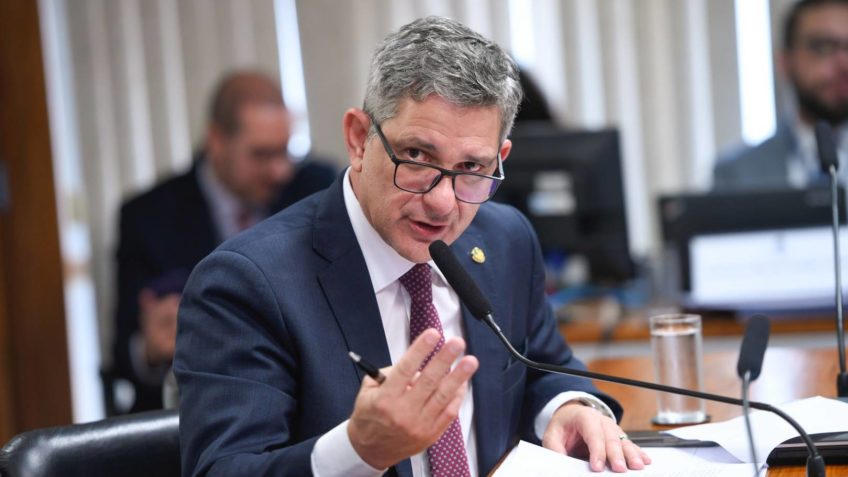 Líder do PT diz que direita é “time número 1 da pirotecnia” em CPI