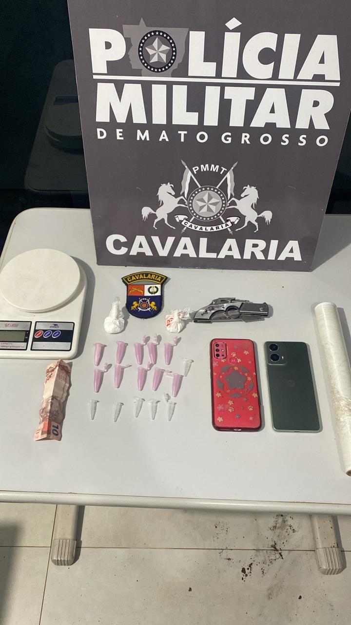 Cavalaria da PM conduz dois faccionados e apreende porções de drogas em Nova Mutum