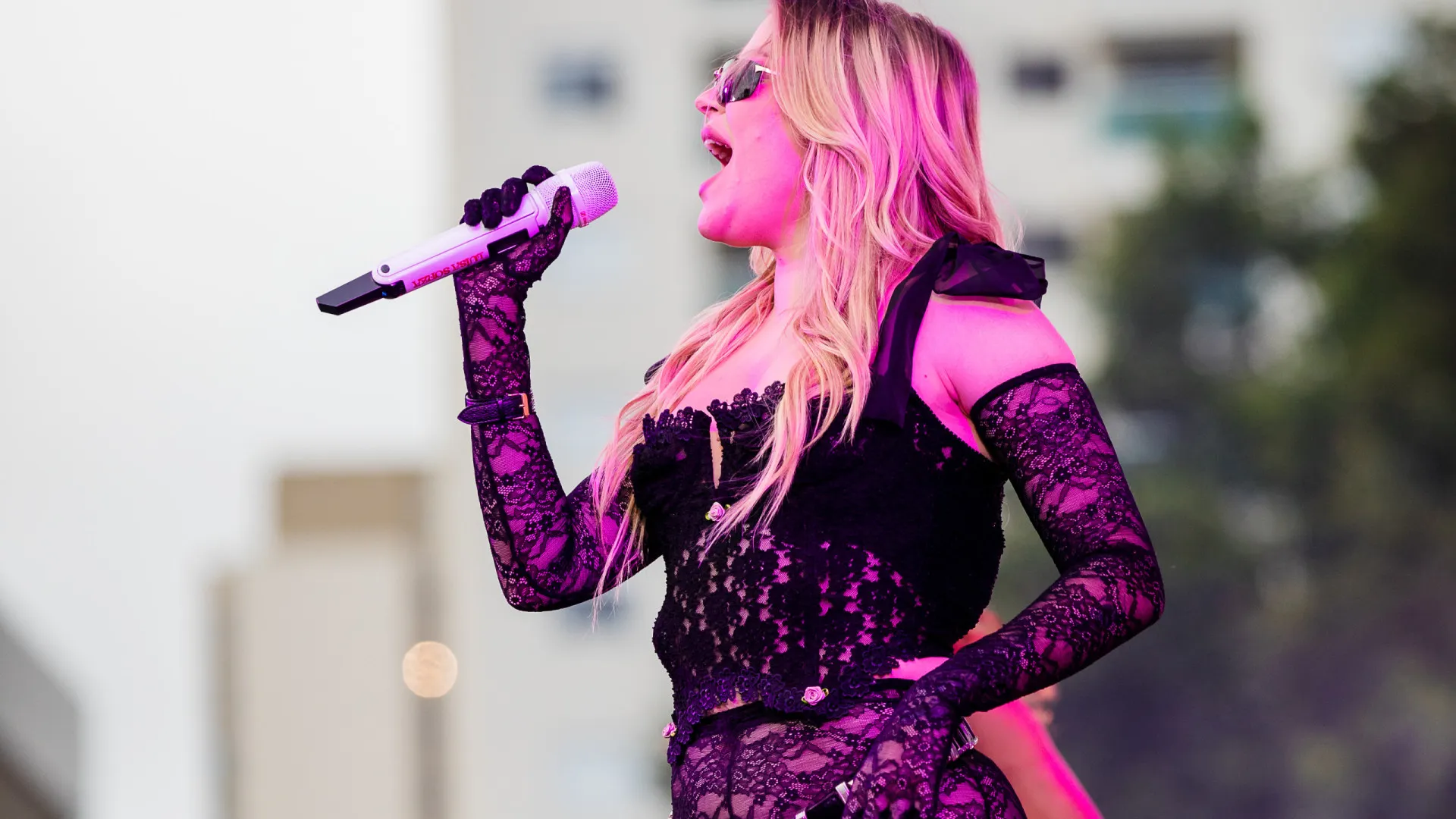 'Não estava em um dia bom', diz Sonza após dificuldades em show em Lisboa