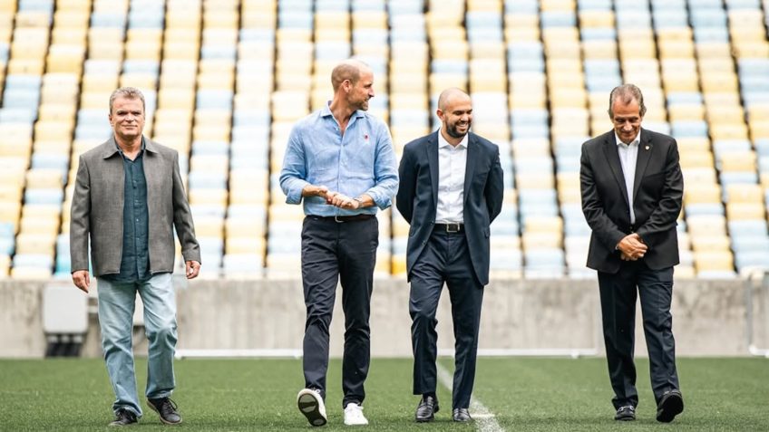 Príncipe William visita o Maracanã e faz gol de pênalti