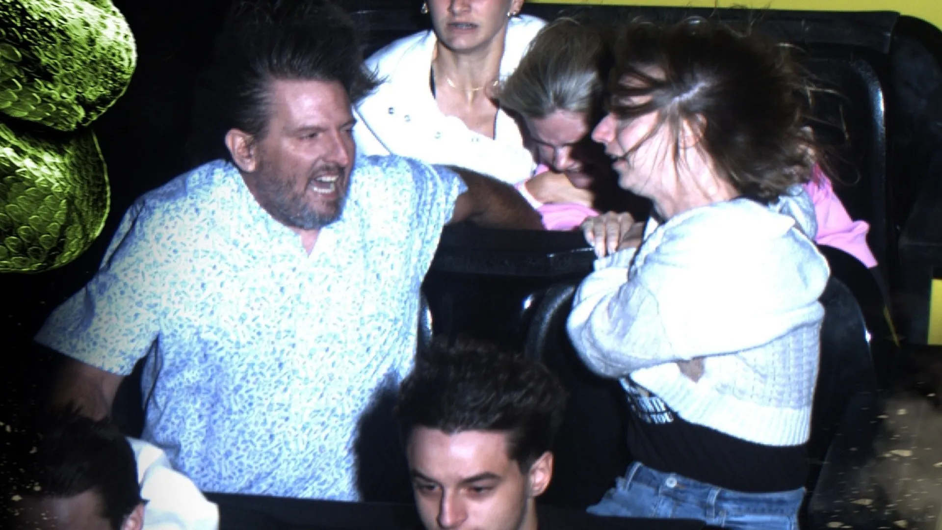 Casal salva jovem de cair de montanha-russa a 120 km/h nos Estados Unidos