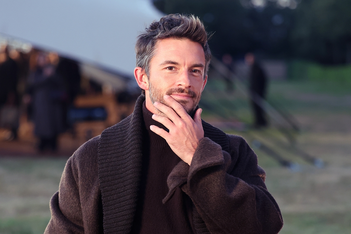 Jonathan Bailey é eleito o homem mais sexy do mundo pela People