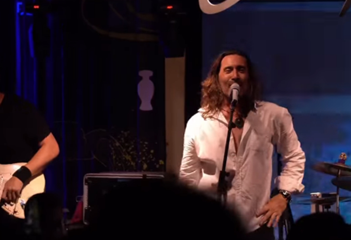 Cantor é afastado de banda após ser acusado de agressão pela esposa