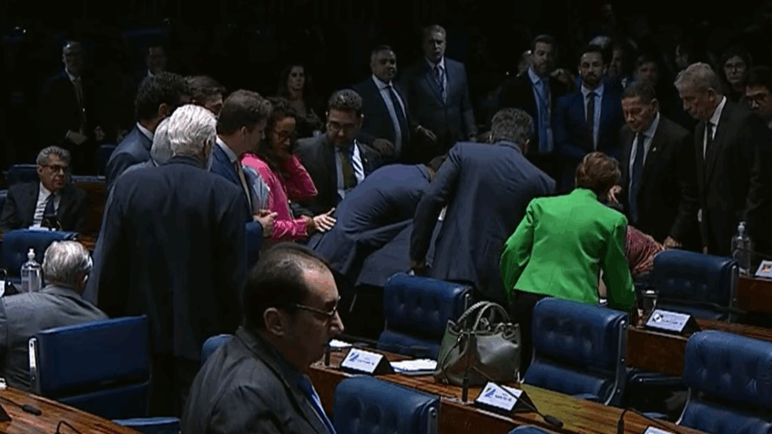 Alcolumbre suspende sessão após senadora tropeçar e cortar a cabeça
