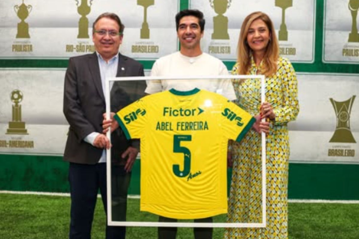 Abel Ferreira recebe homenagem por completar 5 anos no Palmeiras