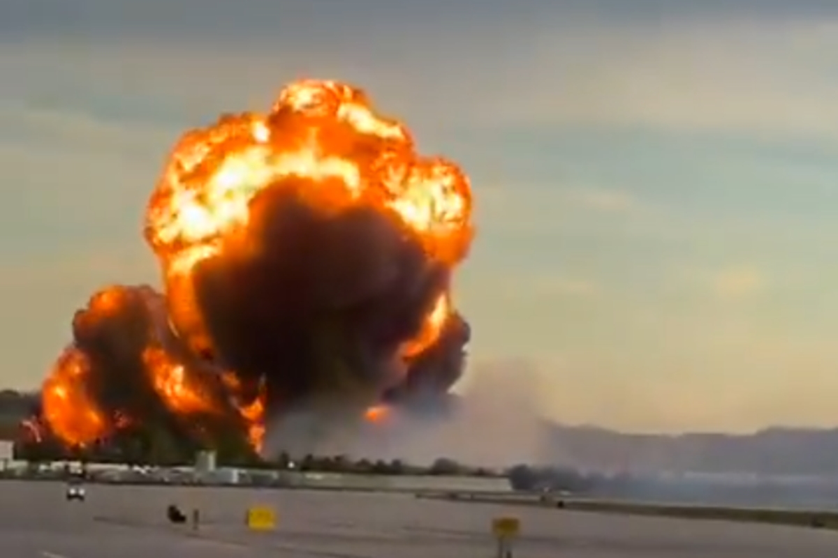 Avião de carga cai perto de aeroporto nos EUA e causa explosão