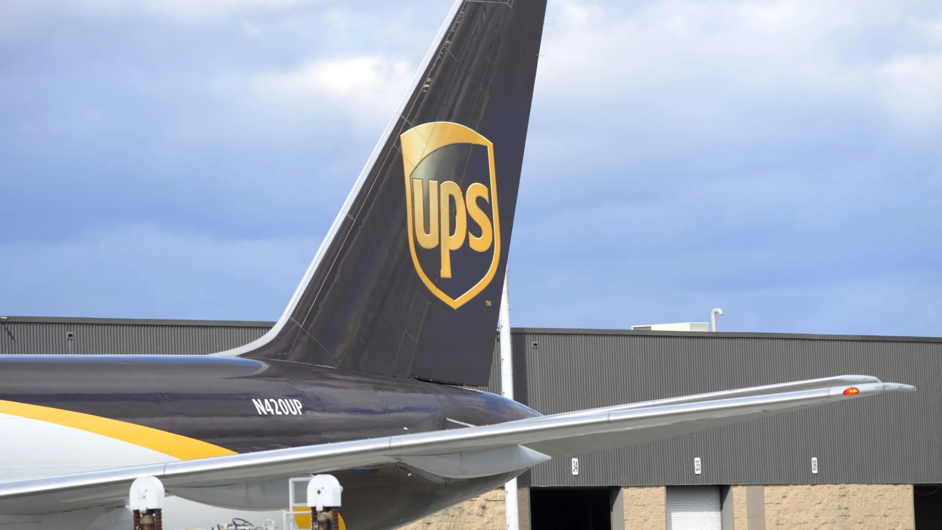 Avião de carga da UPS cai nos EUA e deixa ao menos sete mortos