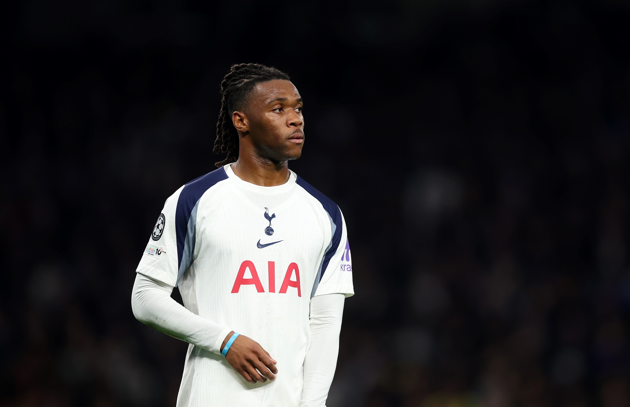 Lateral do Tottenham é ameaçado com arma por empresário