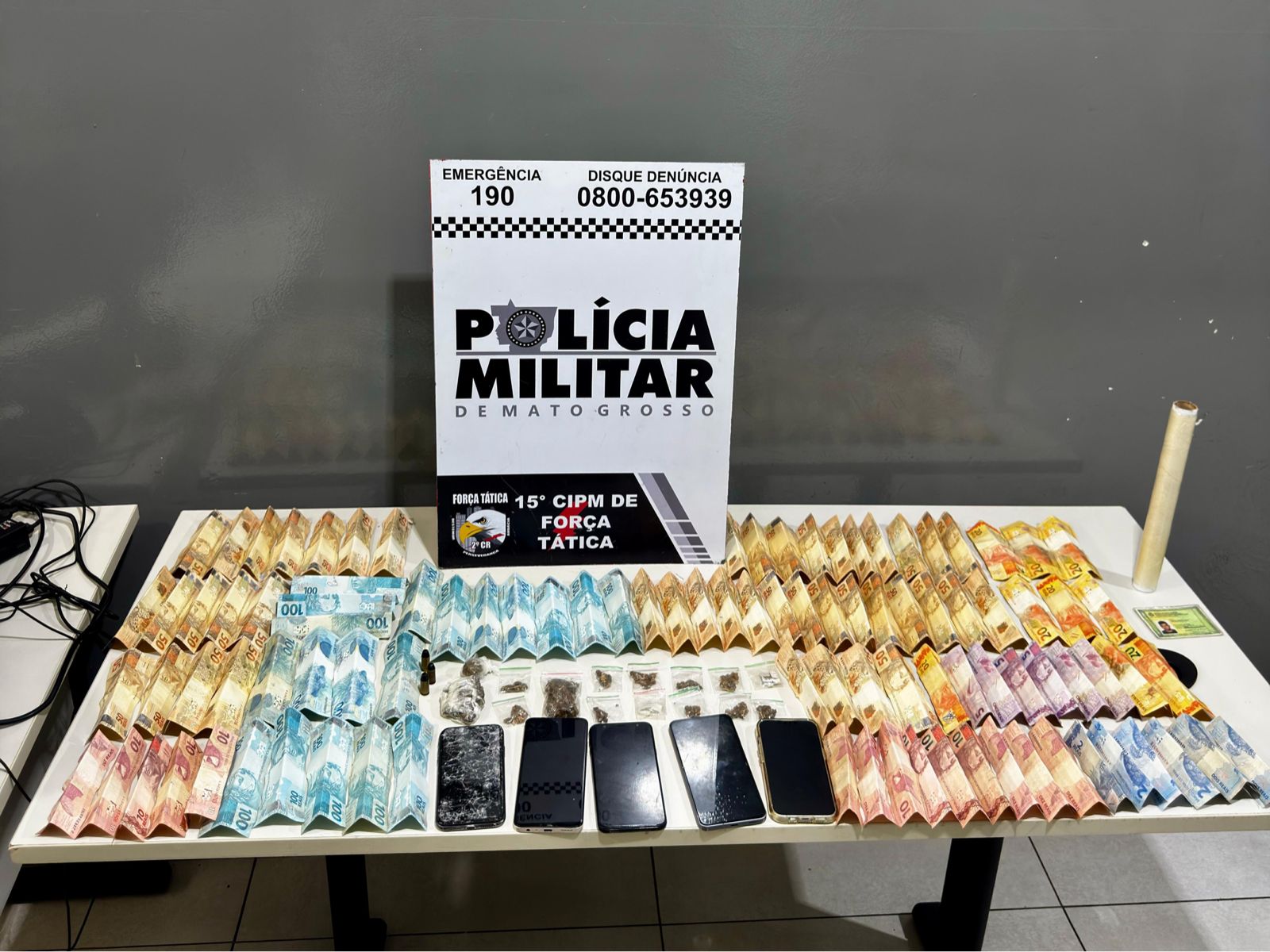 Força Tática prende dois homens por tráfico de drogas, apreende supermaconha e R$ 4,5 mil em dinheiro