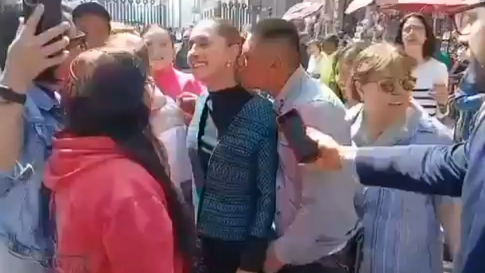 VÍDEO: presidente do México sofre assédio sexual durante passeio