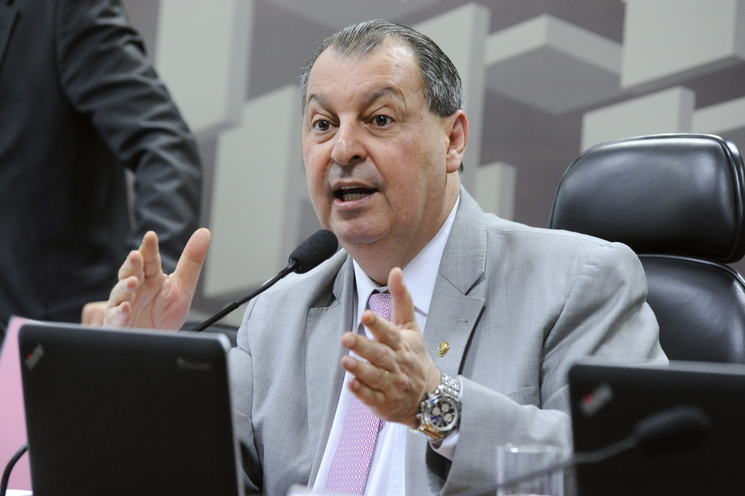 Gonet cumpre os requisitos para mais 2 anos na PGR, diz Aziz