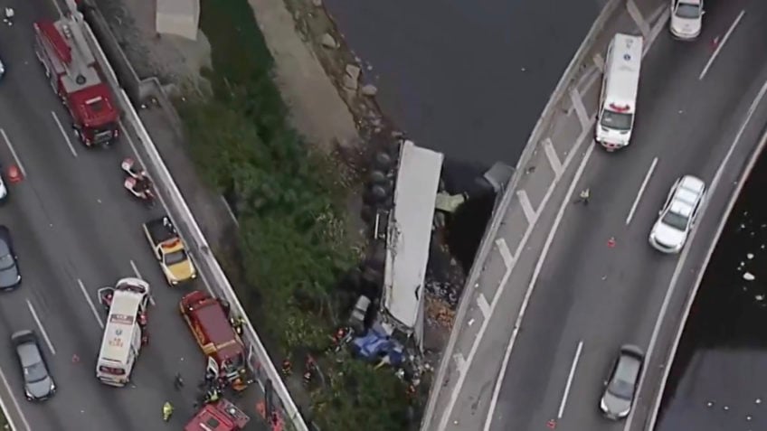 Caminhão com 4 pessoas despenca de ponte na marginal Tietê