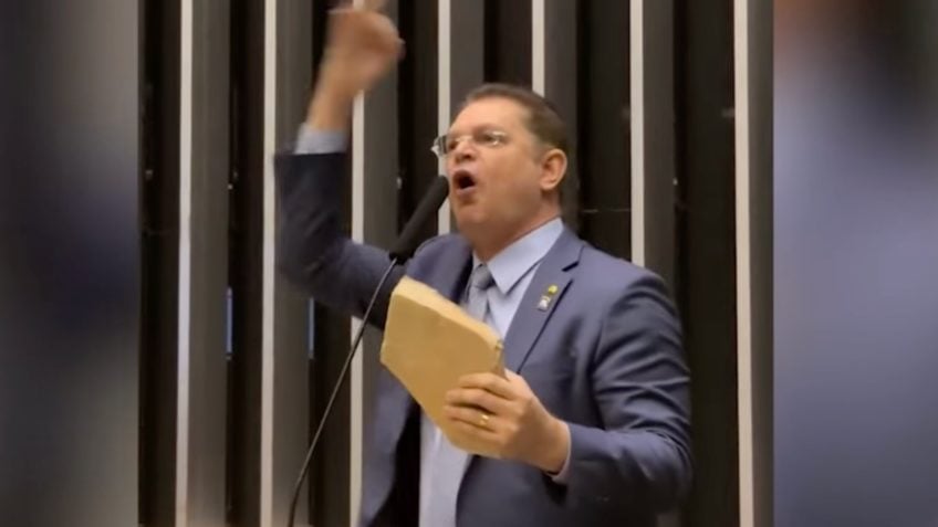 Sóstenes leva pedra à Câmara e ironiza críticas à megaoperação no Rio