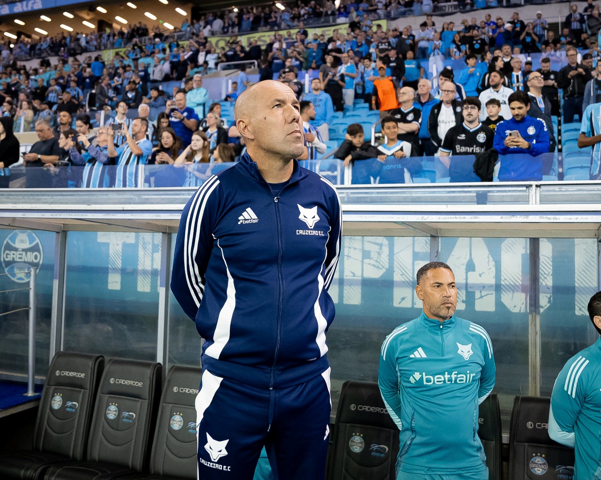 Leonardo Jardim elogia dupla de defensores após vitória do Cruzeiro