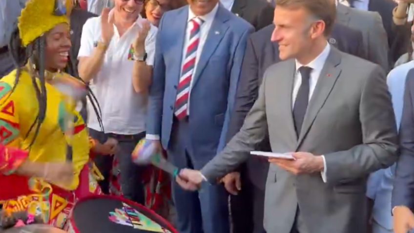 Macron toca tambor com Olodum durante visita a Salvador
