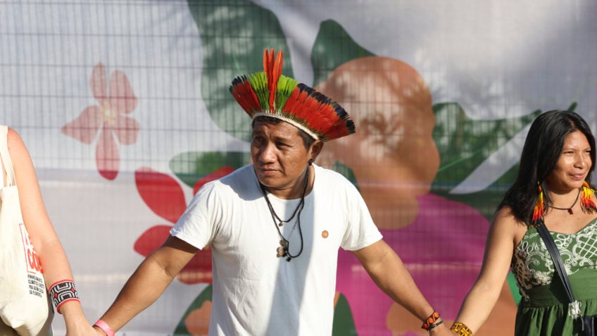 Grupo com indígenas faz ato na abertura da Cúpula da COP30