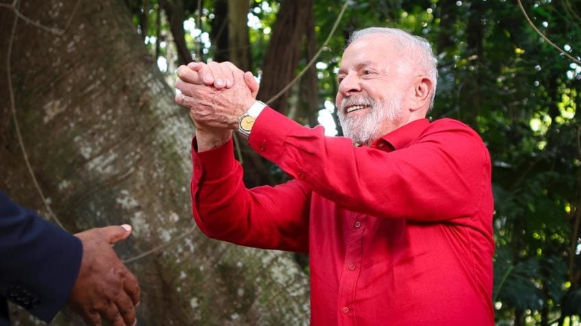 Hospedado em barco a diesel, Lula quer fim de combustíveis fósseis