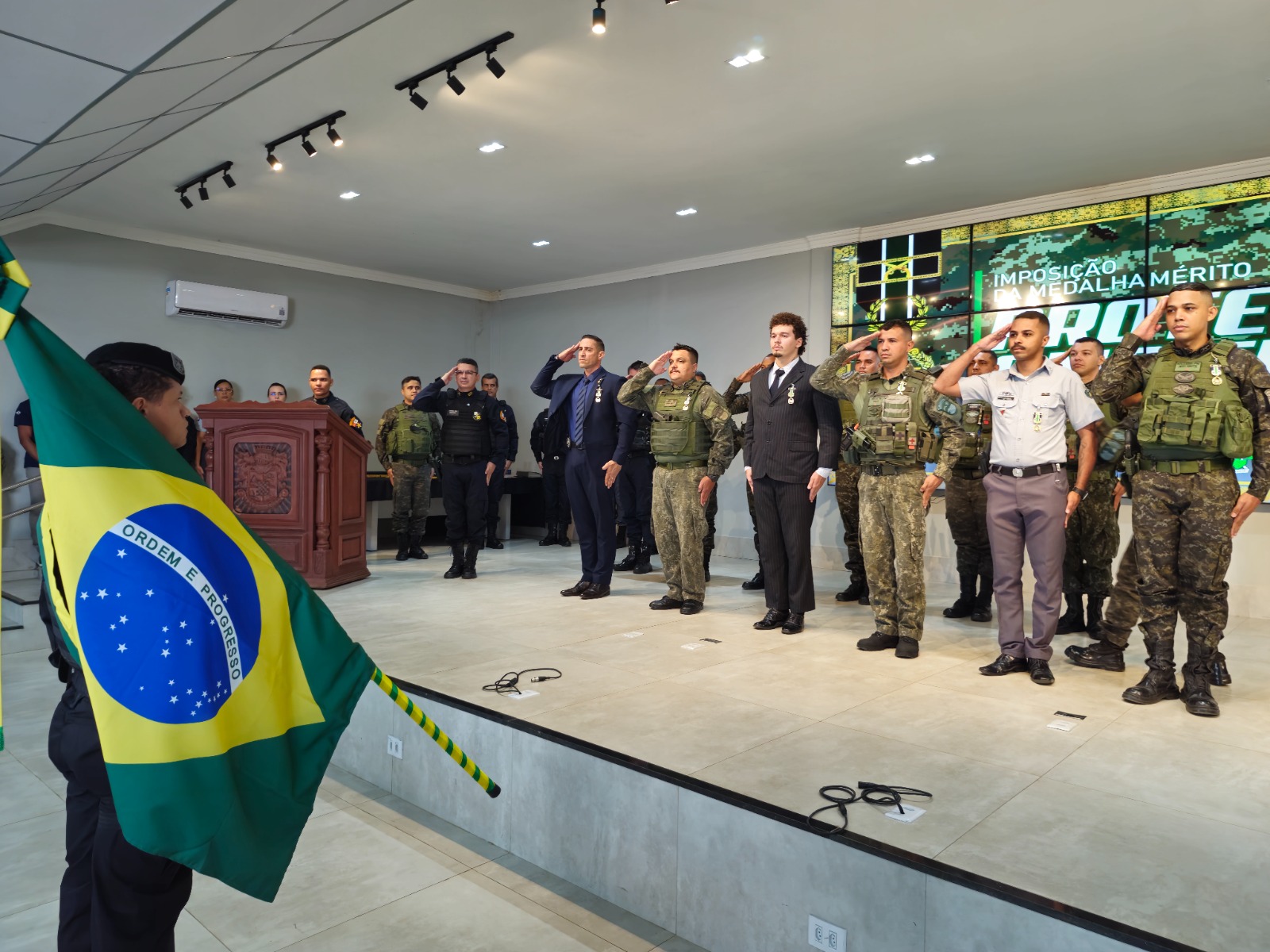 Batalhão Ambiental da PM entrega homenagens para autoridades em aniversário de 42 anos da unidade