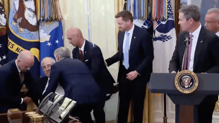 Homem cai ao lado de Trump depois de mal-estar em evento na Casa Branca