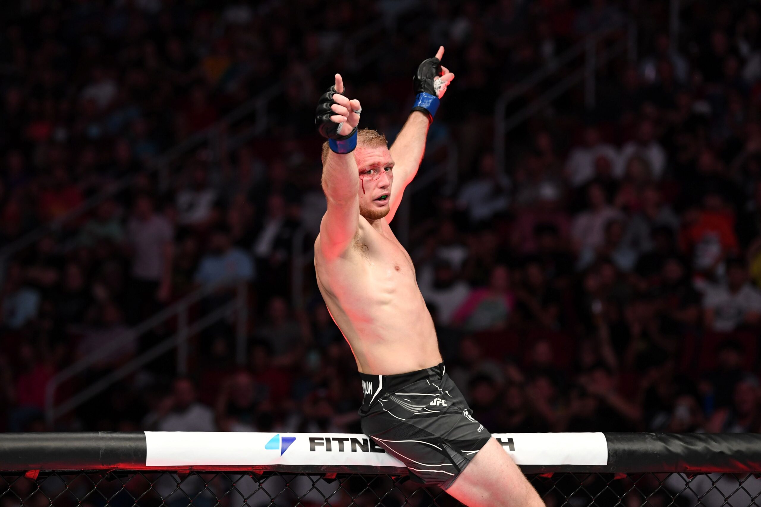 Ex-campeão do UFC é condenado por violência contra a namorada