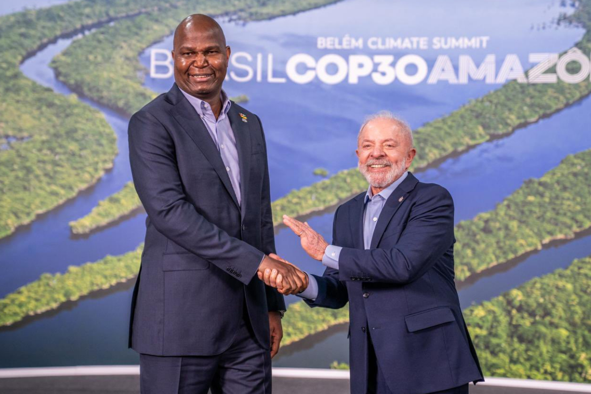 Lula brinca com altura do presidente de Moçambique em evento pré-COP30