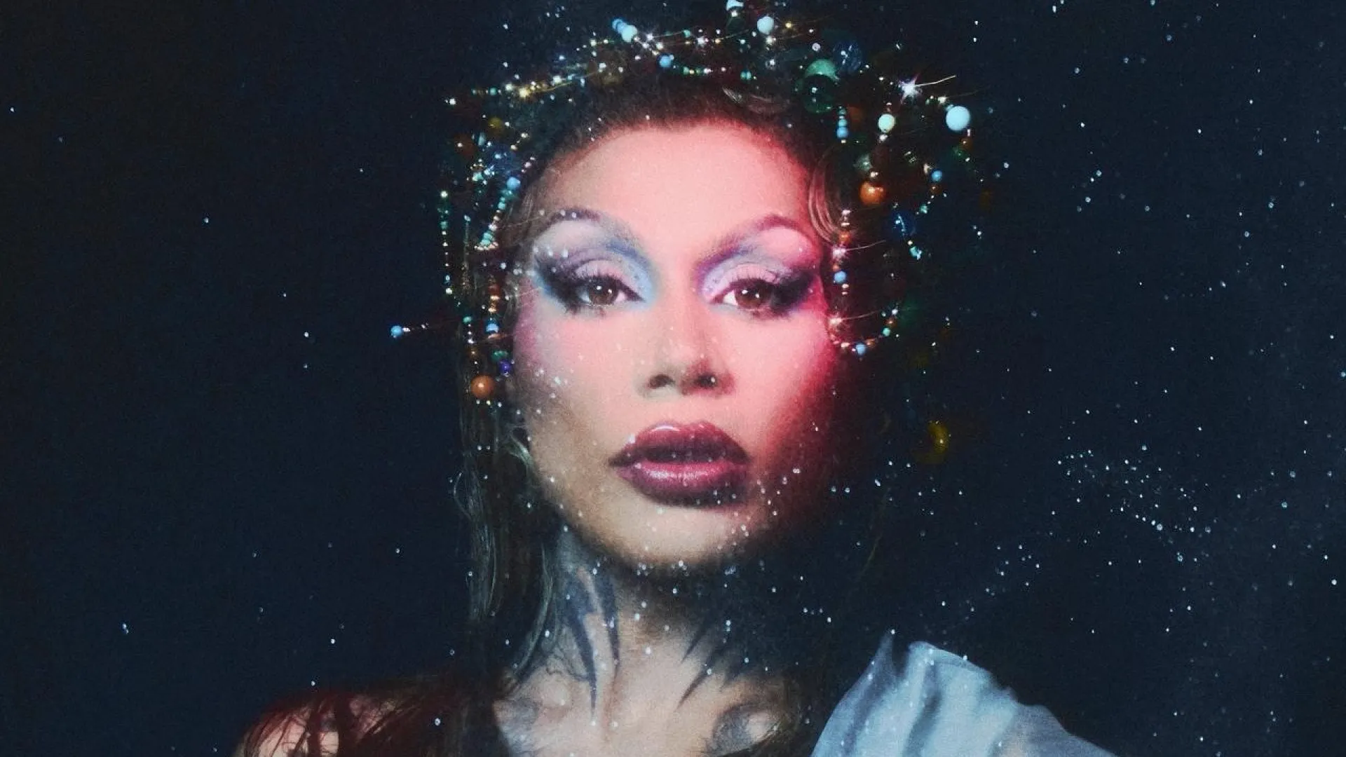 Grag Queen revela capa do álbum 'Cósmica' e libera trecho de 'Fantoches'