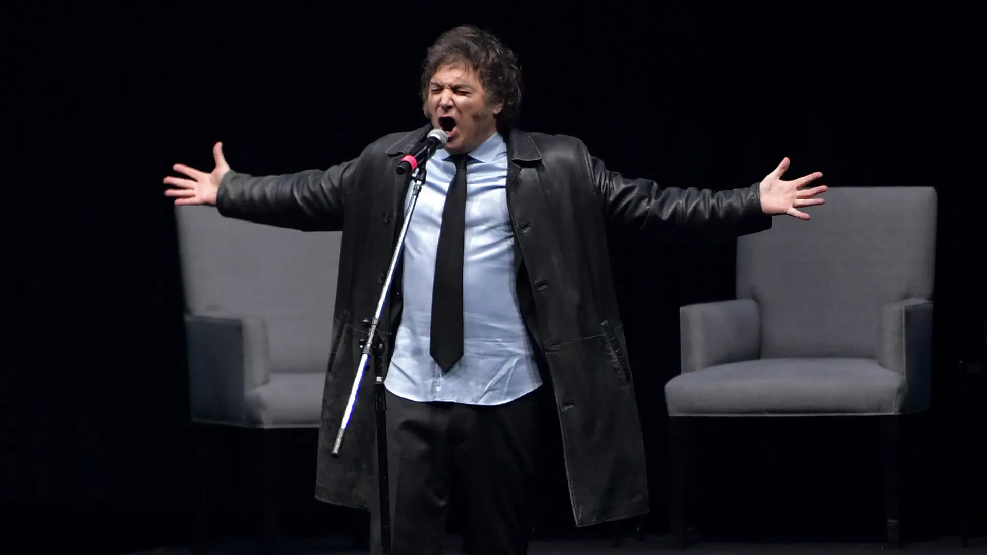 Milei cai em fake news e comemora convite falso para cantar com AC/DC