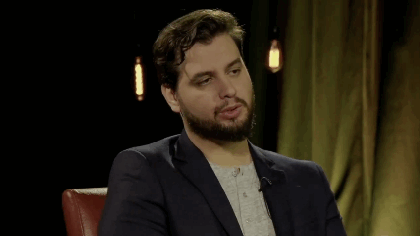 Filipe Martins contesta delegado da PF sobre saída do Brasil