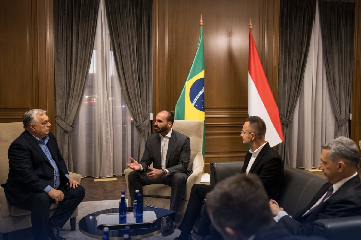 Eduardo Bolsonaro se reúne com premiê da Hungria nos EUA