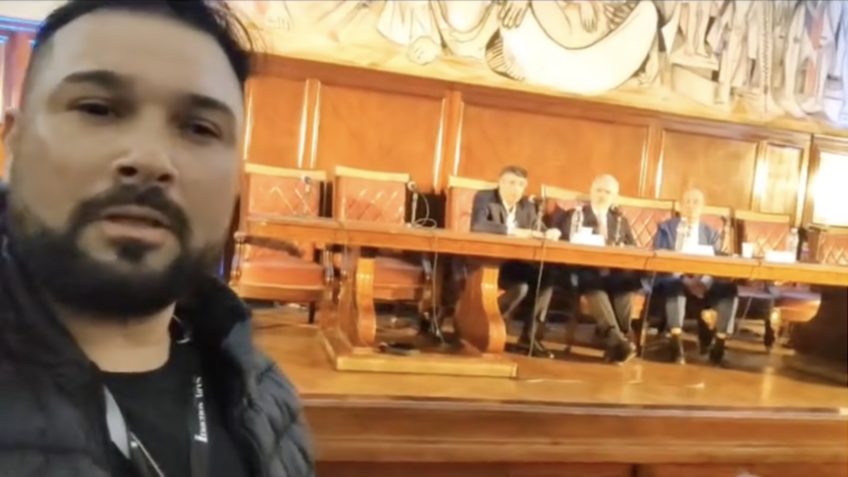 Foragido do 8 de Janeiro protesta em evento de Gilmar Mendes