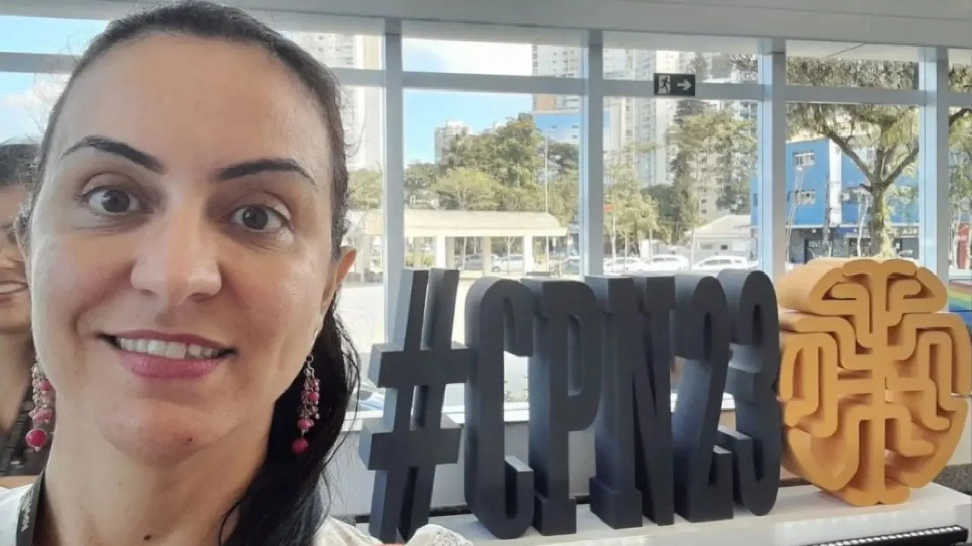 Neurologista canta “Take On Me” ao ser presa por mandar matar rival