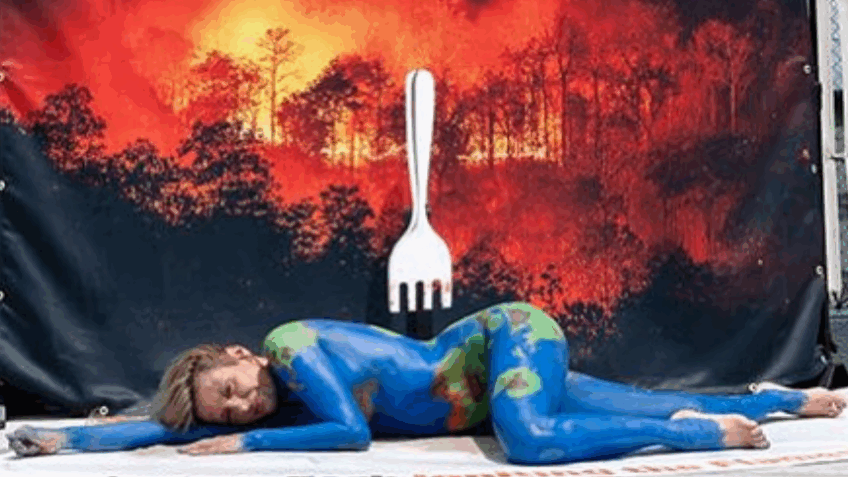 Luisa Mell se pinta de "Terra" e protesta na COP30