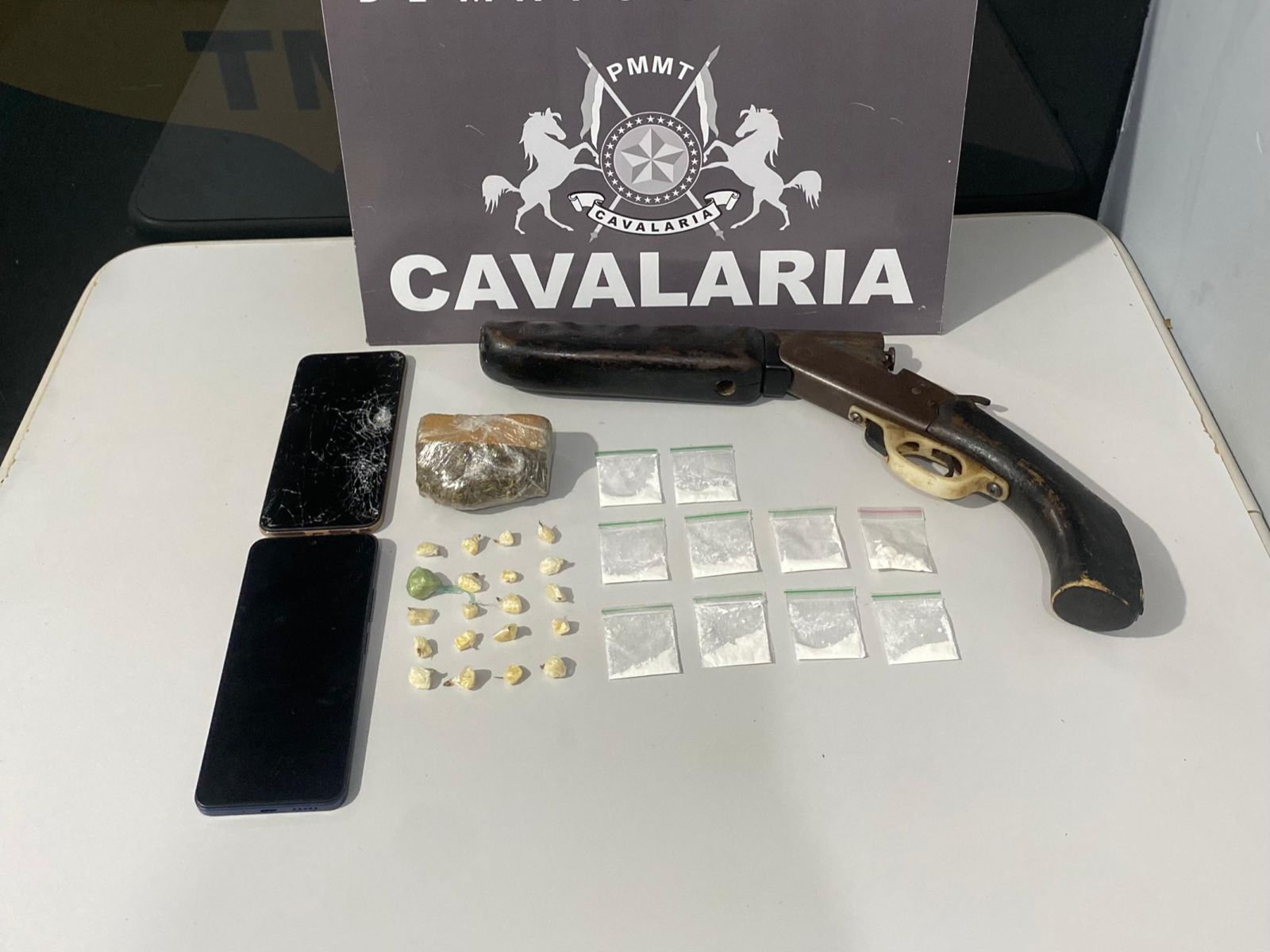 Cavalaria da PM conduz quatro faccionados e apreende drogas e arma de fogo em Nova Mutum