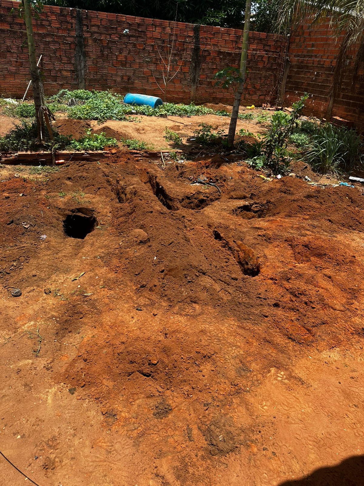 Polícia Militar localiza cadáver enterrado em quintal de residência e prende três pessoas em Água Boa