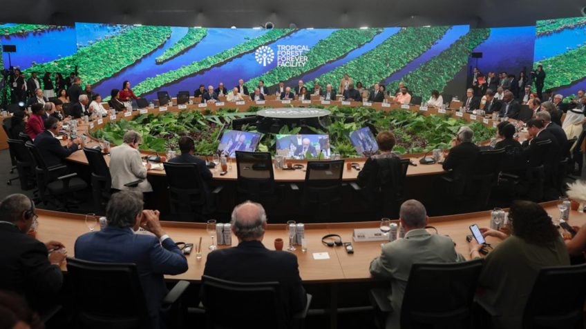 Cúpula do Clima termina com promessas em busca por financiamento