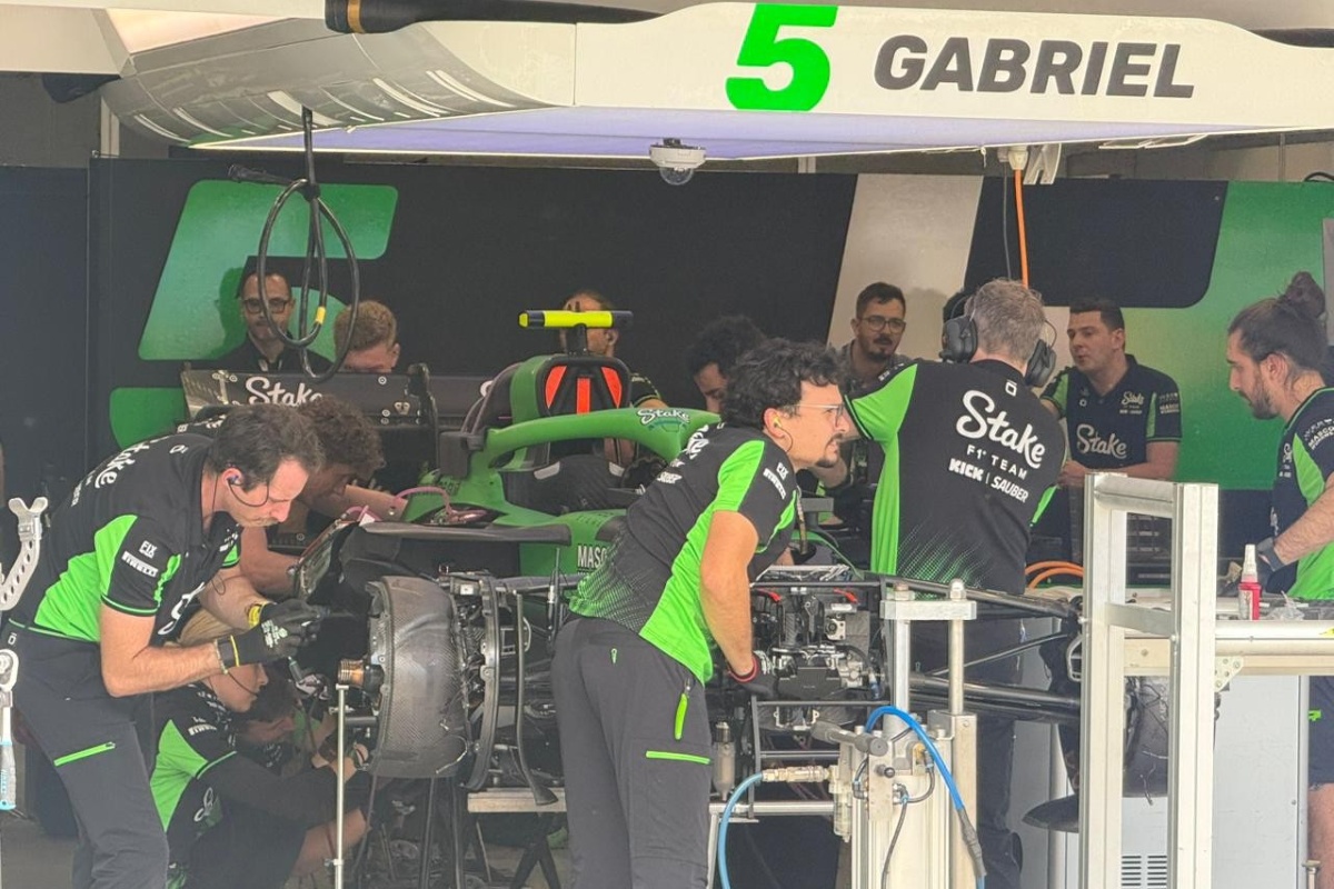 Mecânicos da Sauber fazem força-tarefa para recuperar carro de Bortoleto