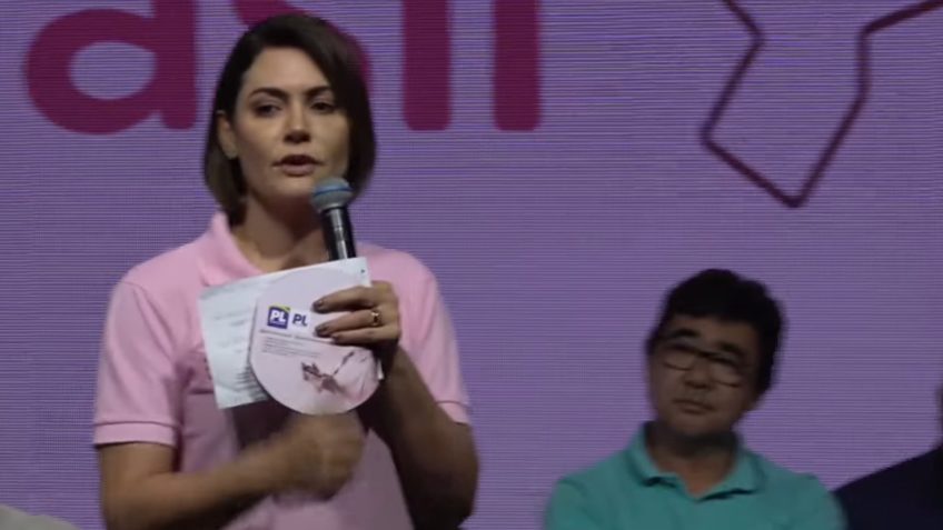 Congresso está “de joelhos” para o STF, diz Michelle Bolsonaro