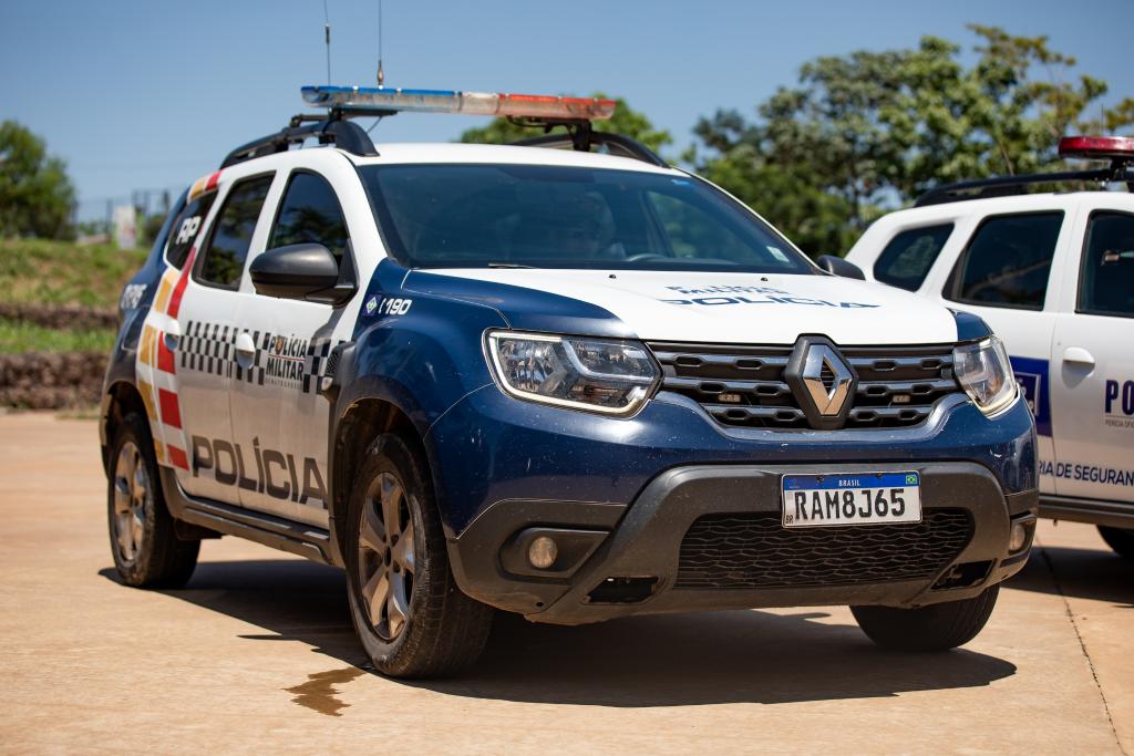 Homem é preso pela Polícia Militar após agredir e ameaçar colegas com garrafa de vidro